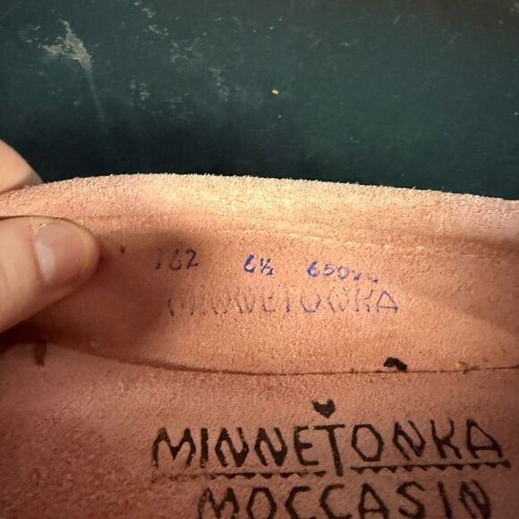 Minnetonka Moccasin Women Pink Suede Leather Beaded Thunderbird Slip On Size 6.5 - Picture 4 of 5